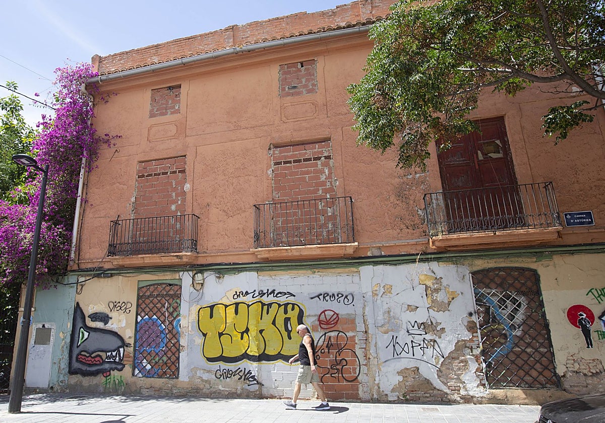 Edifricio que se va a rehabilitar, en la calle Asturias.