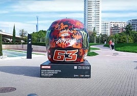 Casco gigante expuesto en Valencia.