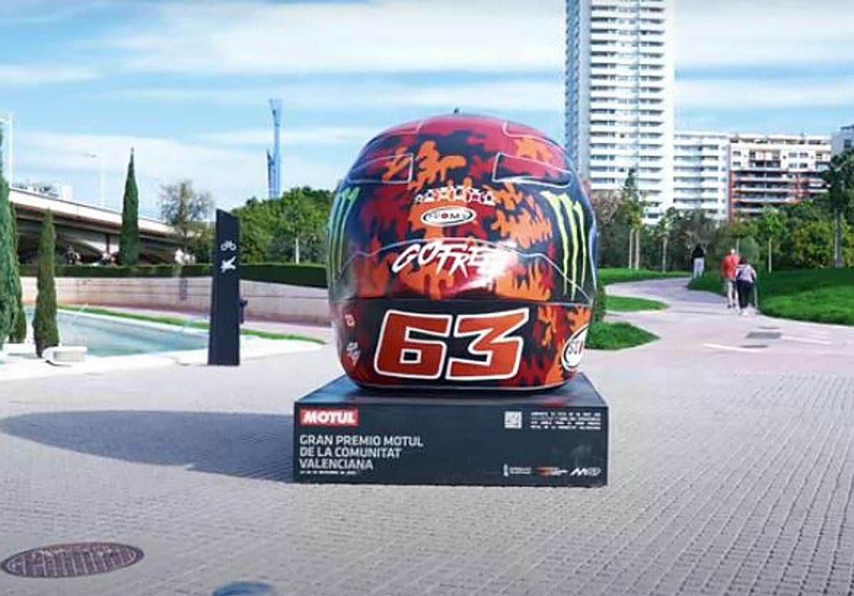 Casco gigante expuesto en Valencia.