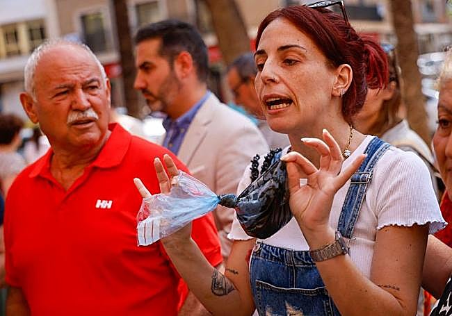 Neus Royo, el 4 de junio en Catarroja con la bolsa que enseñó al ministro Torres.
