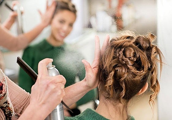 Una mujer en la peluquería.