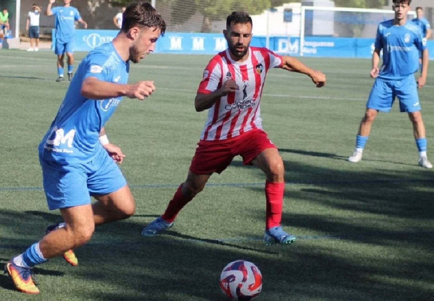 Lucas disputando el esférico.