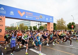 Corredores toman la salida en el Medio Maratón Valencia del pasado año.