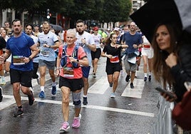 Miles de personas corren el Medio Maratón de Valencia.