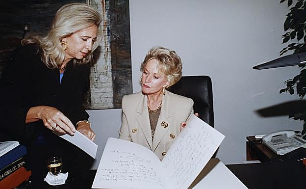 Mayrén Beneyto con Tippi Hedren, firmando en el libro de honor del Palau de la Música. La recuerda como una persona encantadora.