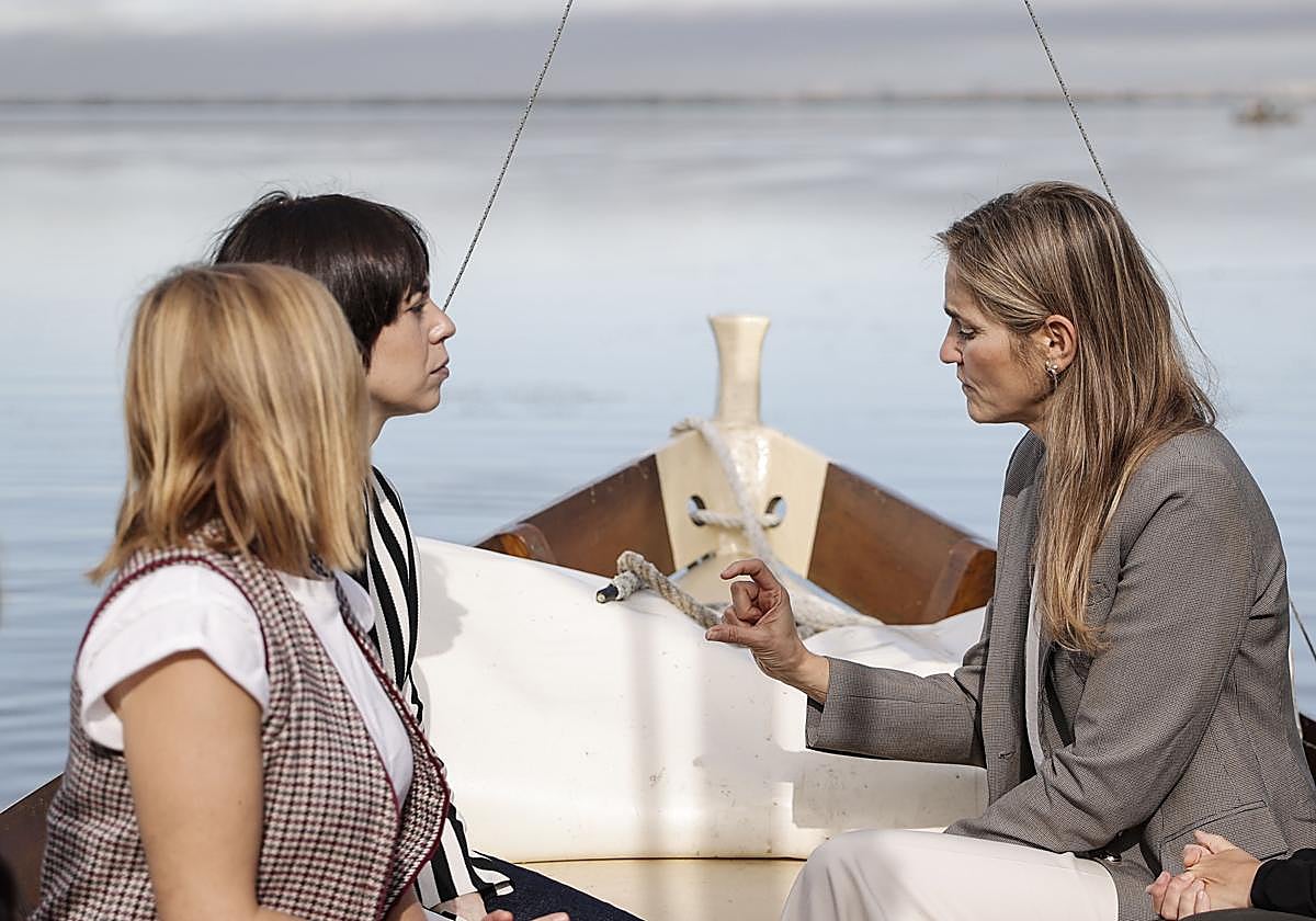 Sara Aagesen, Diana Morant y Pilar Bernabé, en la Albufera.