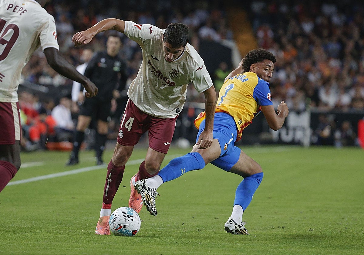 Danjuma, con Comesaña.