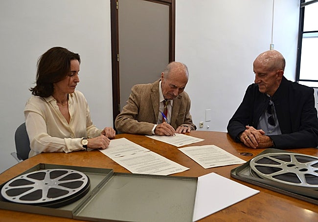 Los familiares del artista y Luis Gosálbez en el momnto de la cesión de las bobinas.