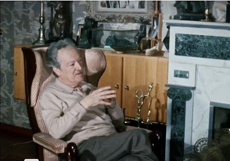 El pintor en el salón de su casa, imagen de la película.