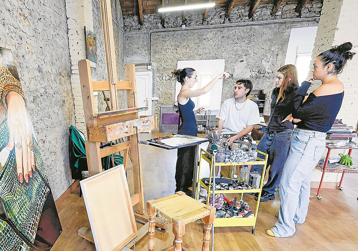 Grupo de artistas que comparten espacio pra vivir y para trabajar en una casa de Benicalap.