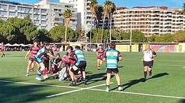 Una acción del partido entre el CAU y el Pobla Nou.