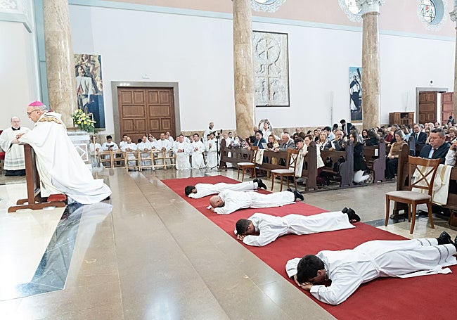 Un momento de la ceremonia deordenación.