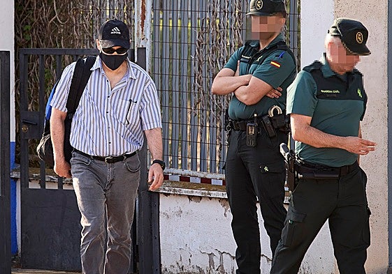 Joaquín Ferrándiz sale de la cárcel de Herrera de la Mancha tras cumplir su condena.