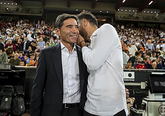 Marcelino García Toral, con Carlos Corberán antes del partido.