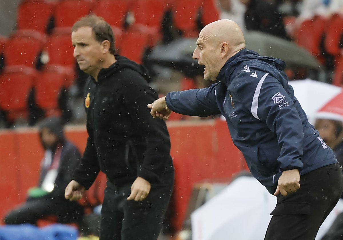 Arrasate y Calero, durante el partido.