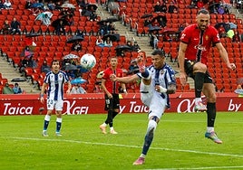Arriaga intenta despejar ante Muriqi, en una acción que a punto estuvo de costarle el gol a Ryan.