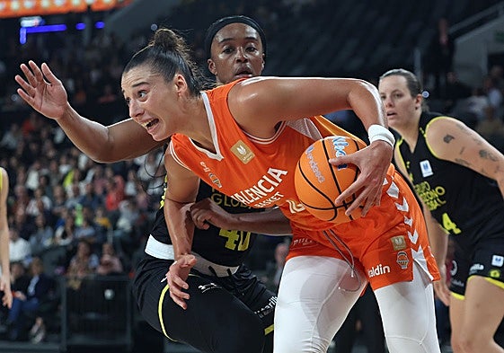 Raquel Carrera inicia un ataque ante el Jairis.