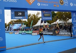 Pablo Alba cruza la línea de meta.