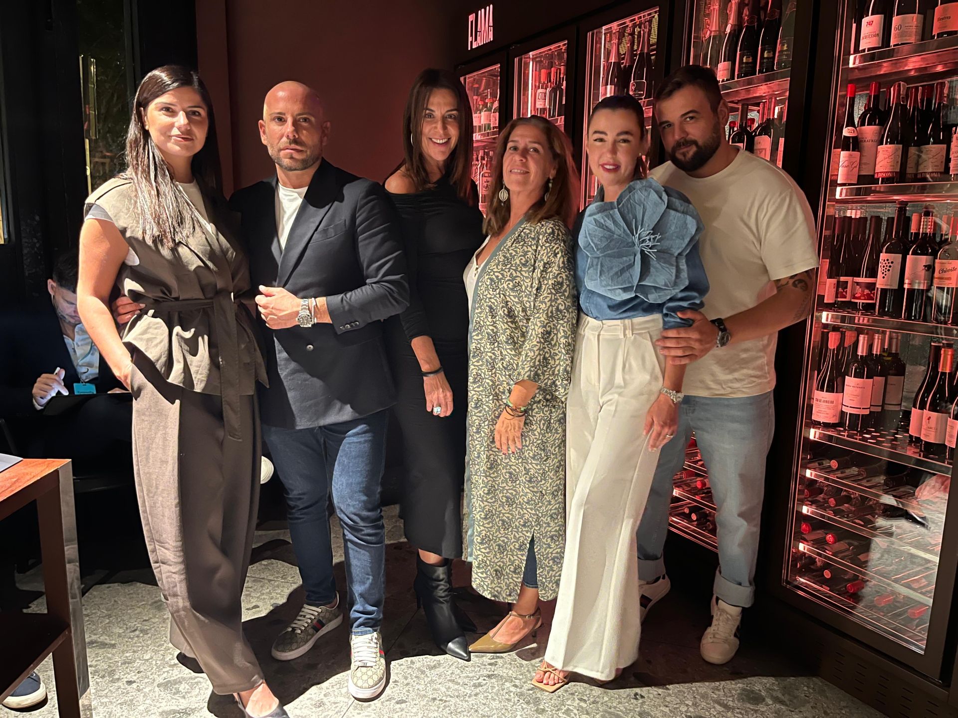 Stefani Kazalmasheva, Alejandro Resta, Cary Fragueiro, Almudena Lafuente, Alexandra Malikova y Nawel Molina en el restaurante Flama.