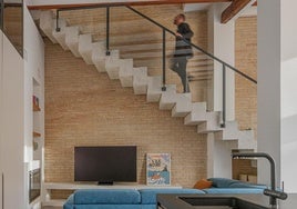 La cocina está integrada en el salón, donde una escalera de hormigón funciona estéticamente como una escultura.