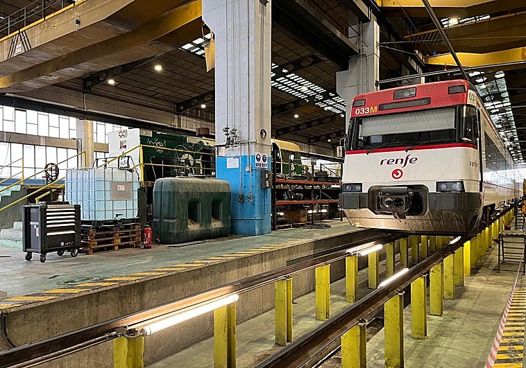 Uno de los trenes en reparación en la base de mantenimiento de la Fuente de San Luis de Valencia.