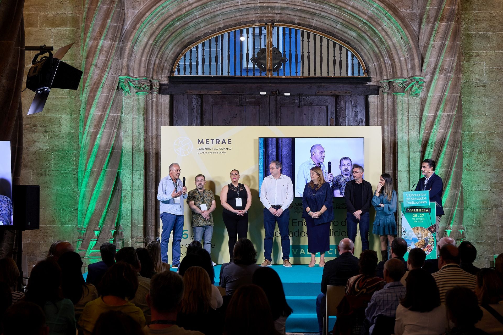 FOTOS | Homenaje al valor de los mercados tradicionales de la dana