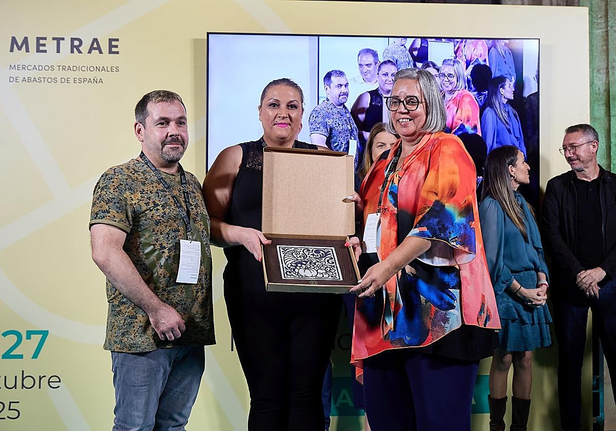 FOTOS | Homenaje al valor de los mercados tradicionales de la dana