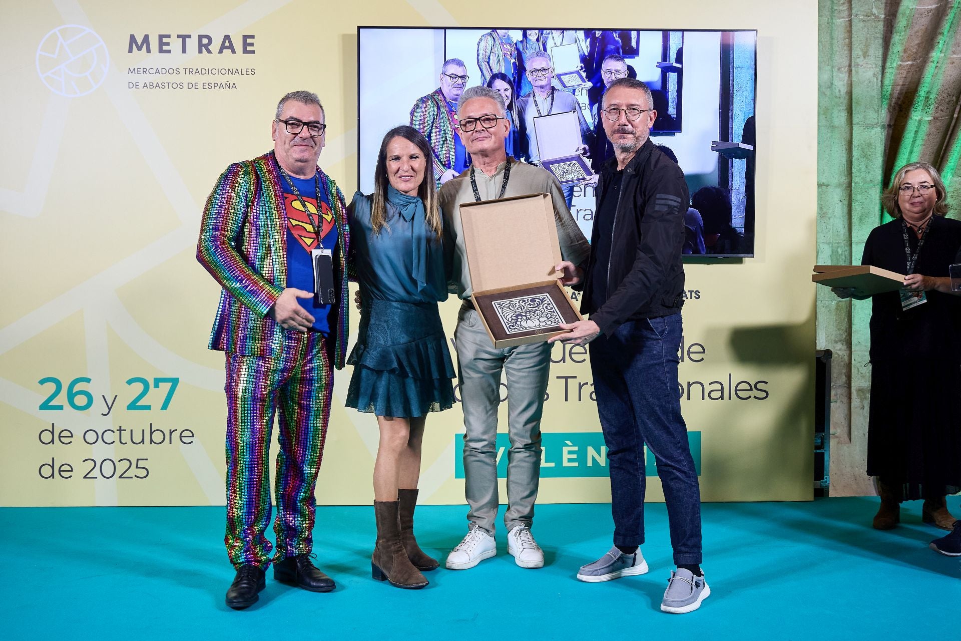 FOTOS | Homenaje al valor de los mercados tradicionales de la dana