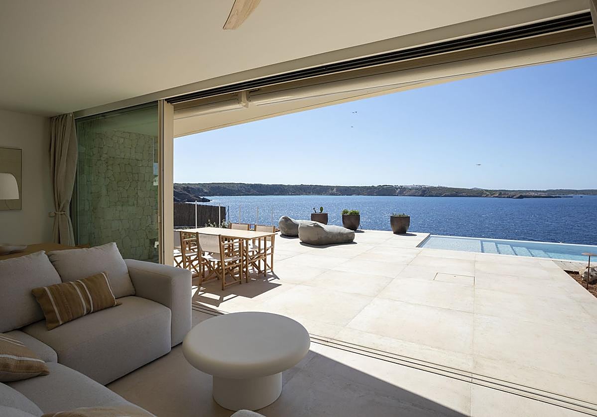 Vistas desde el salón de la vivienda ubicada en el norte de Menorca.