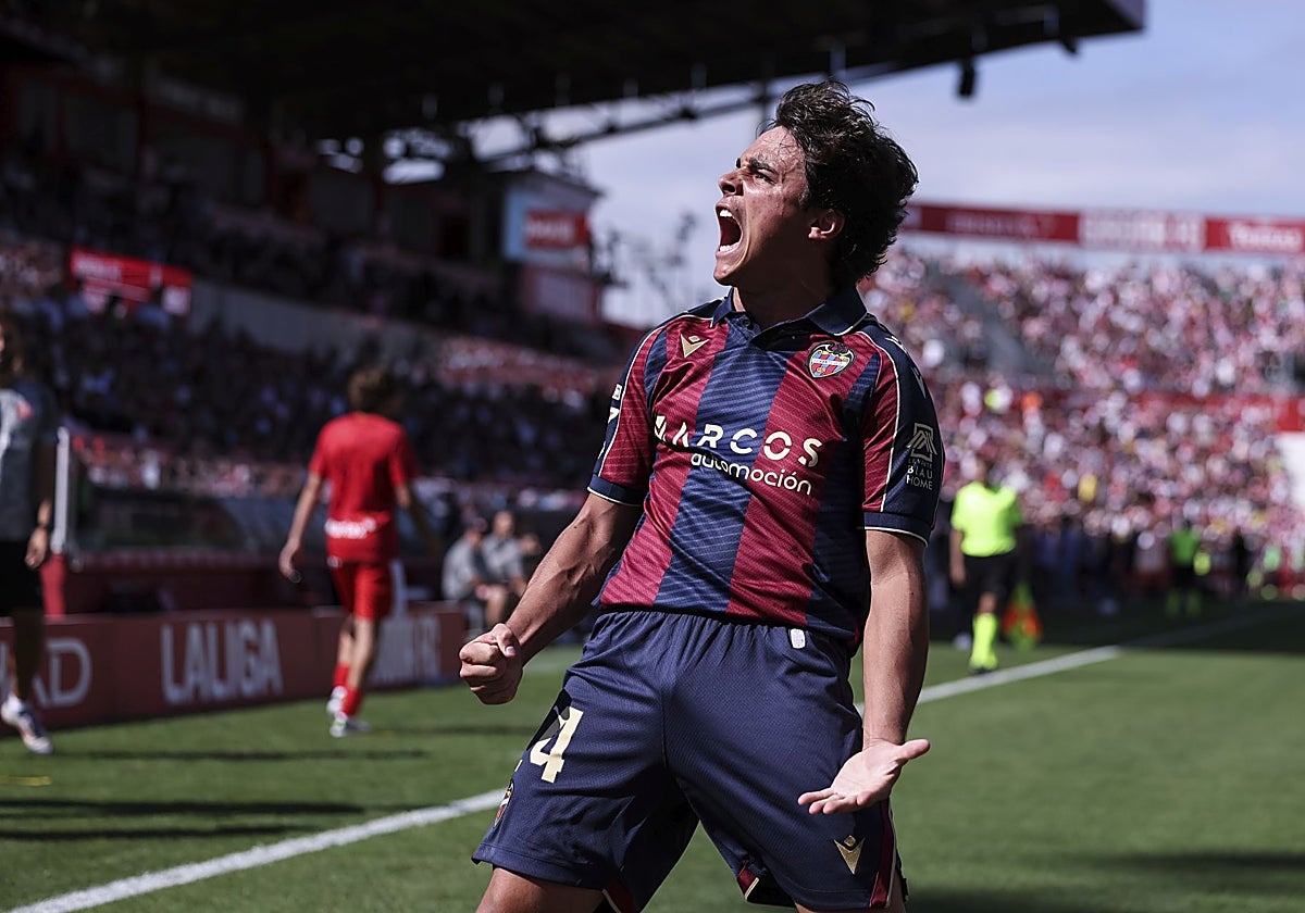 Carlos Álvarez celebra un gol con el Levante.