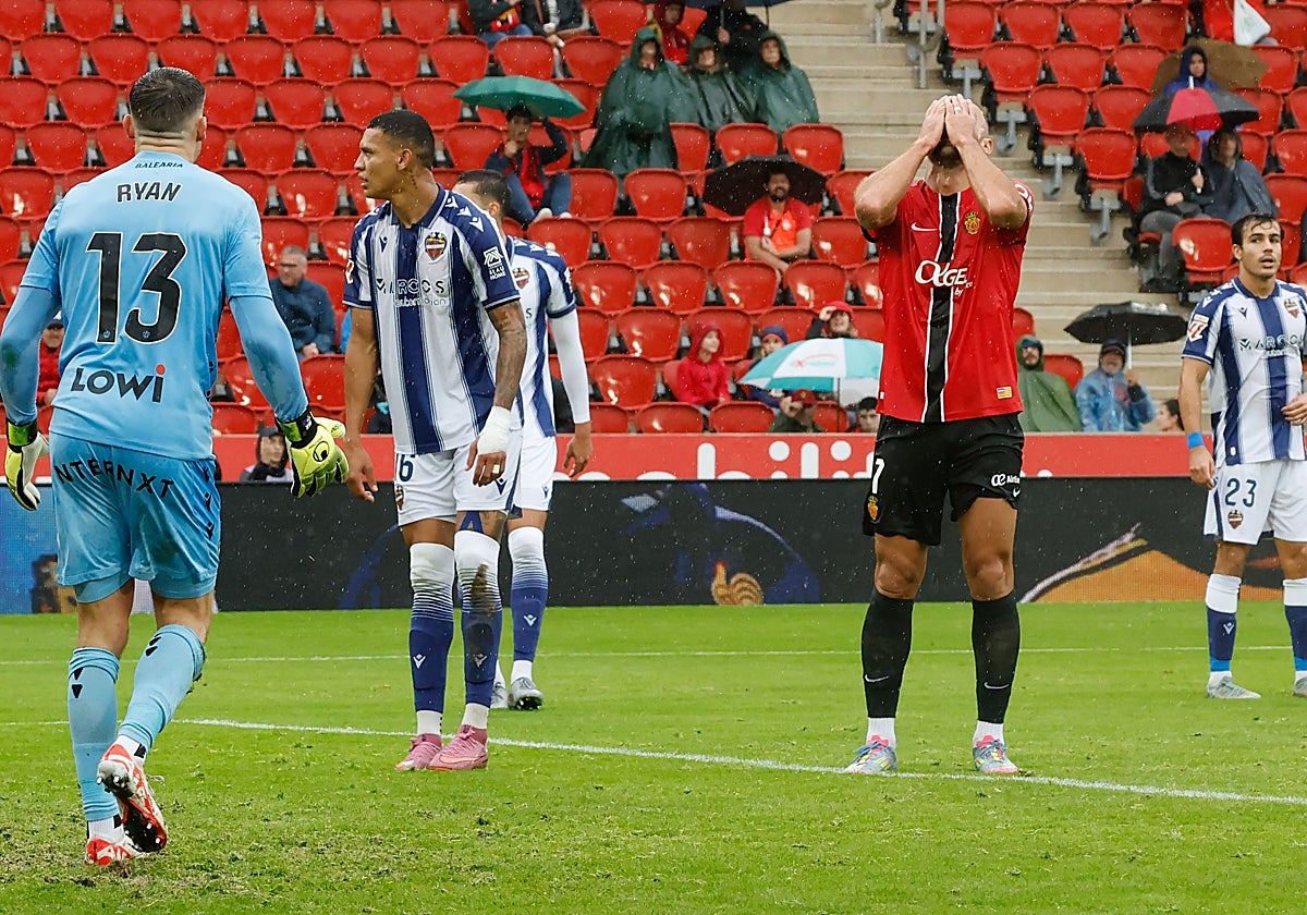 Los jugadores del Levante, durante el partido en Mallorca.