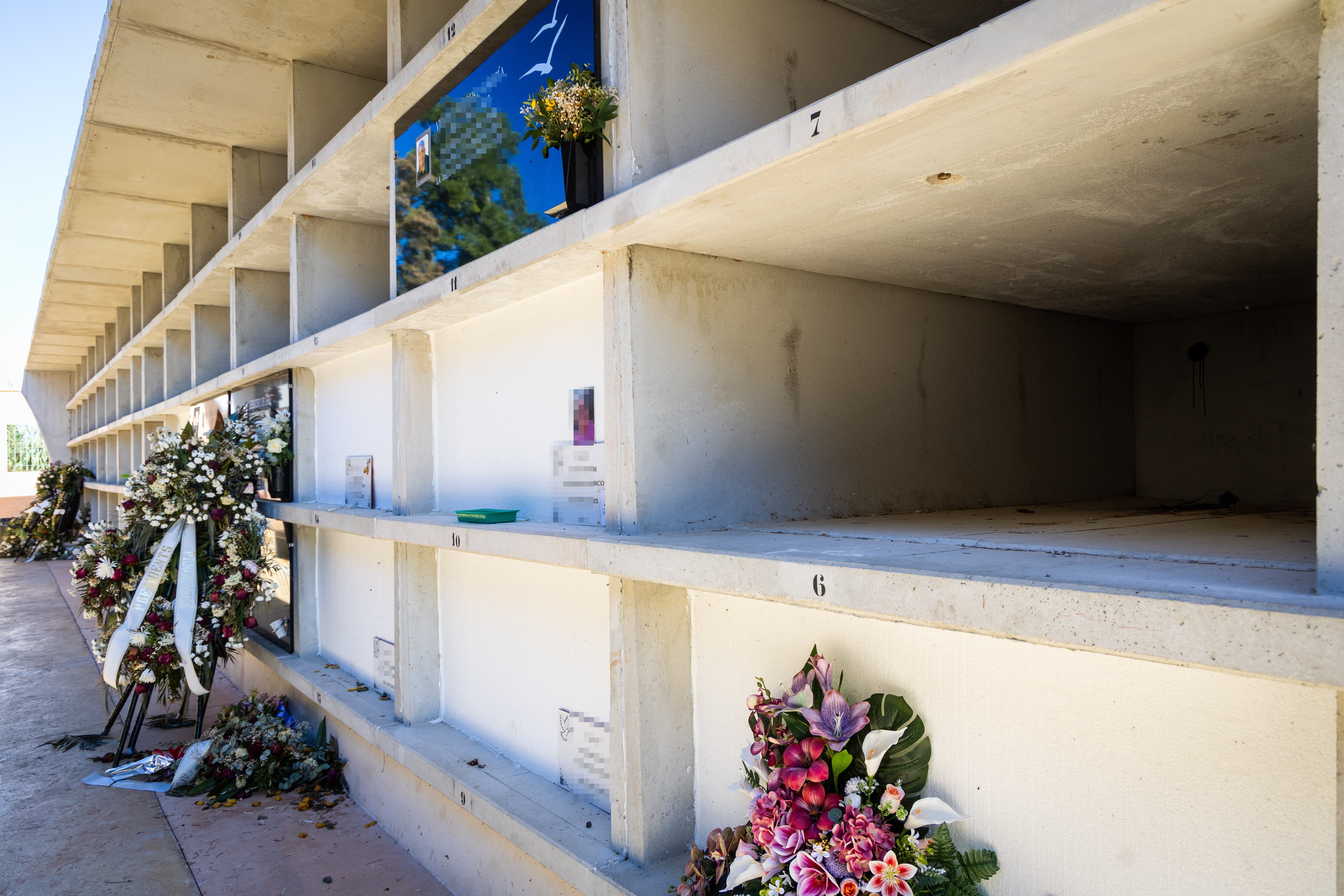 Malos olores en el cementerio de Sueca al cerrar los nichos con corcho