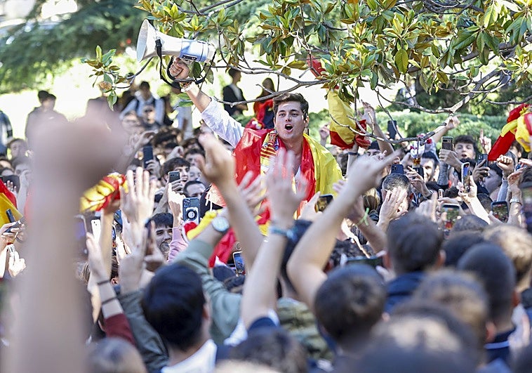 Vito Quiles, megáfono en mano, dirigiéndose a sus simpatizantes.