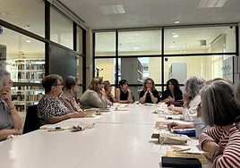La alcaldesa, Cristina Mora, en una actividad del Club de Lectura del pasado curso.