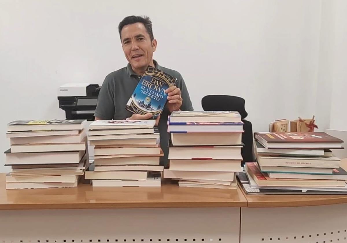 Pere Antoni, alcalde de Canet, durante el anuncio de la campan~a.