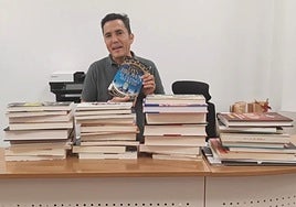 Pere Antoni, alcalde de Canet, durante el anuncio de la campan~a.