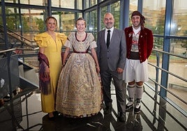 Sara Magán, fallera mayor infantil de Torrent, con las autoridades.