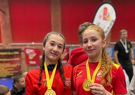 Ainhoa Gimeno Franco y Martina Ojeda Aranda con sus respectivas medallas