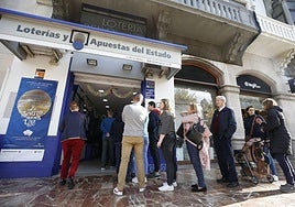 Colas en una administración de lotería de Valencia para comprar un décimo de lotería nacional. imagen de archivo.