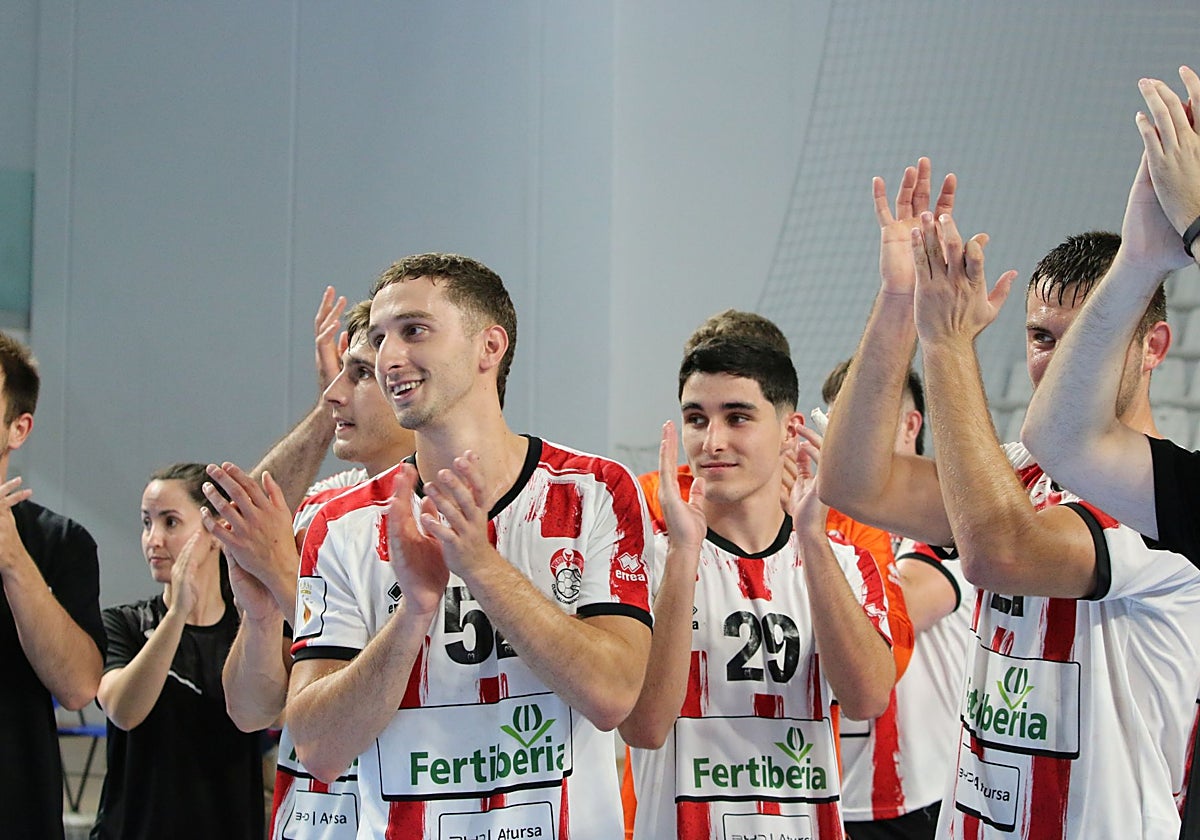 Los jugadores del Fertiberia Balonmano Puerto Sagunto festejando el resultadora