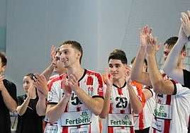 Los jugadores del Fertiberia Balonmano Puerto Sagunto festejando el resultadora
