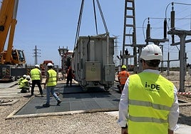 Colocación de maquinaria en una de las subestaciones eléctricas.