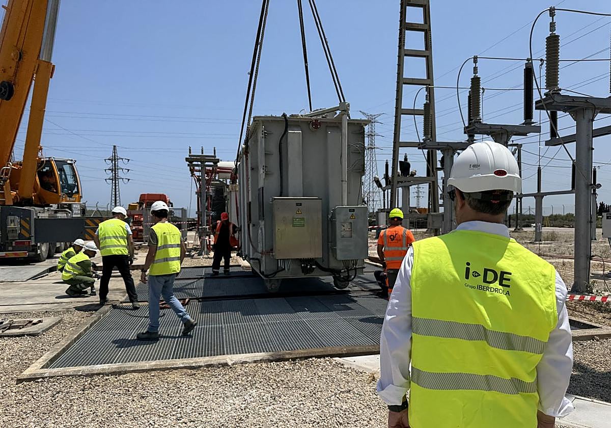 Colocación de maquinaria en una de las subestaciones eléctricas.