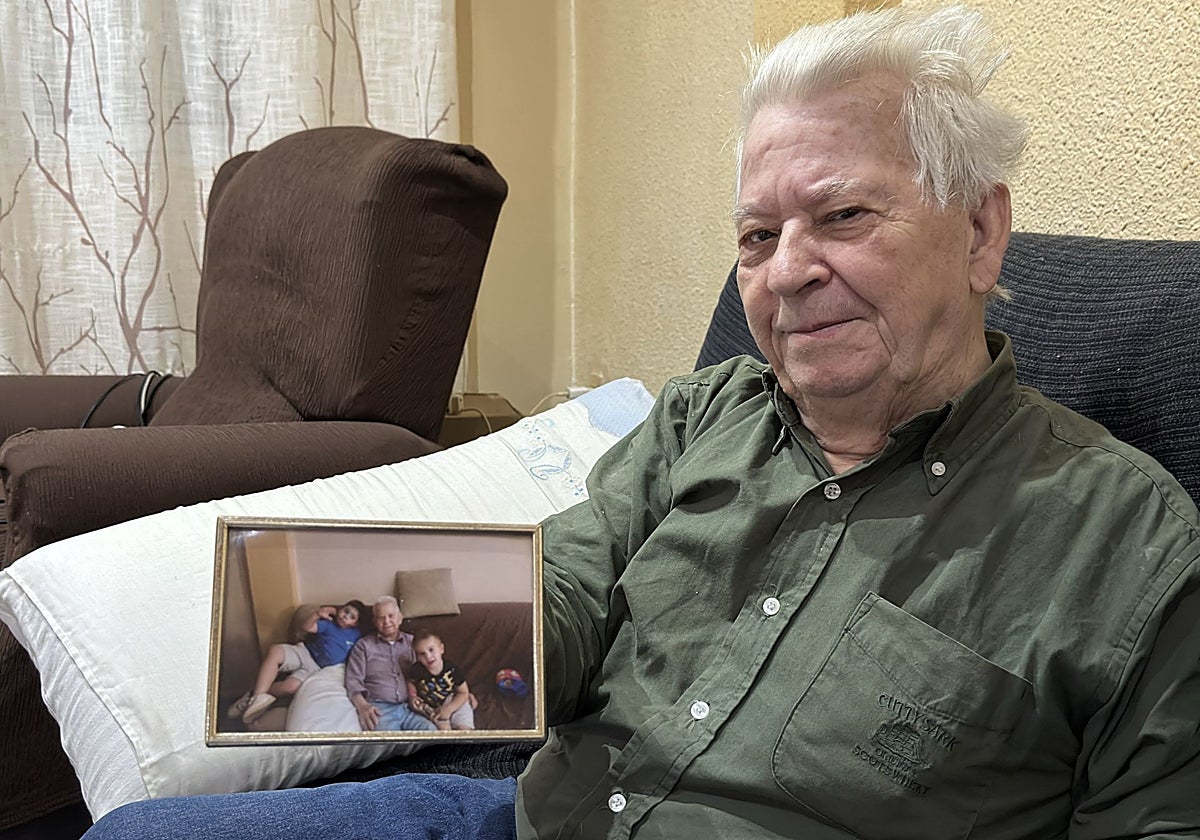 Manolo, abuelo de Izan y Rubén, muestra una foto con sus nietos.