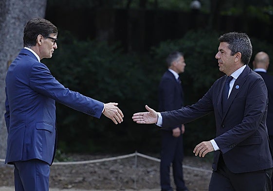 Illa y Mazón se saludan en la cumbre de presidentes celebrada en Barcelona el pasado mes de junio.