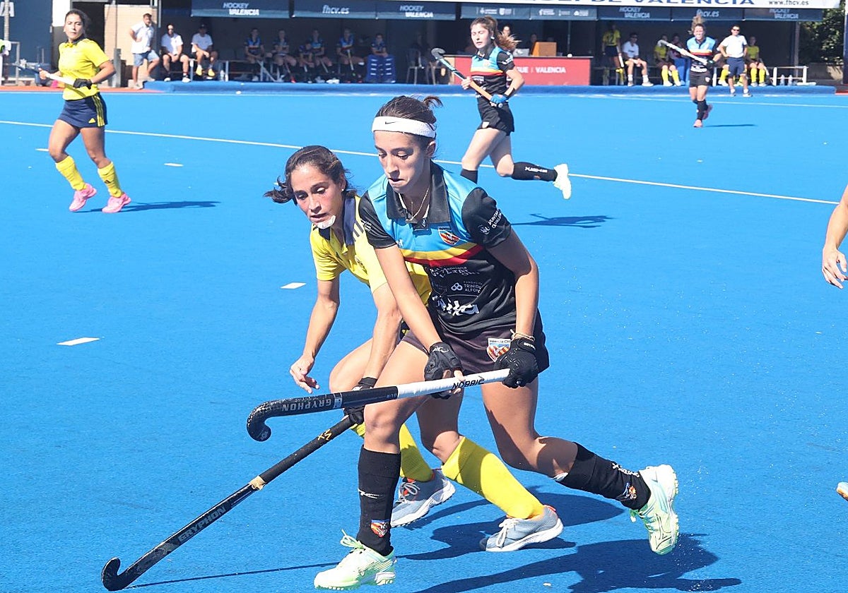 Jugadoras disputan para hacerse con la bola