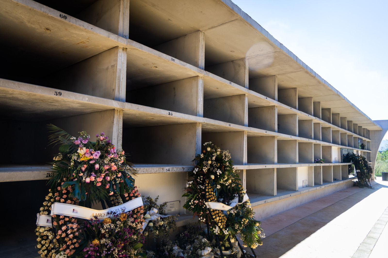 FOTOS | Los nichos del cementerio de Sueca que provocan los malos olores