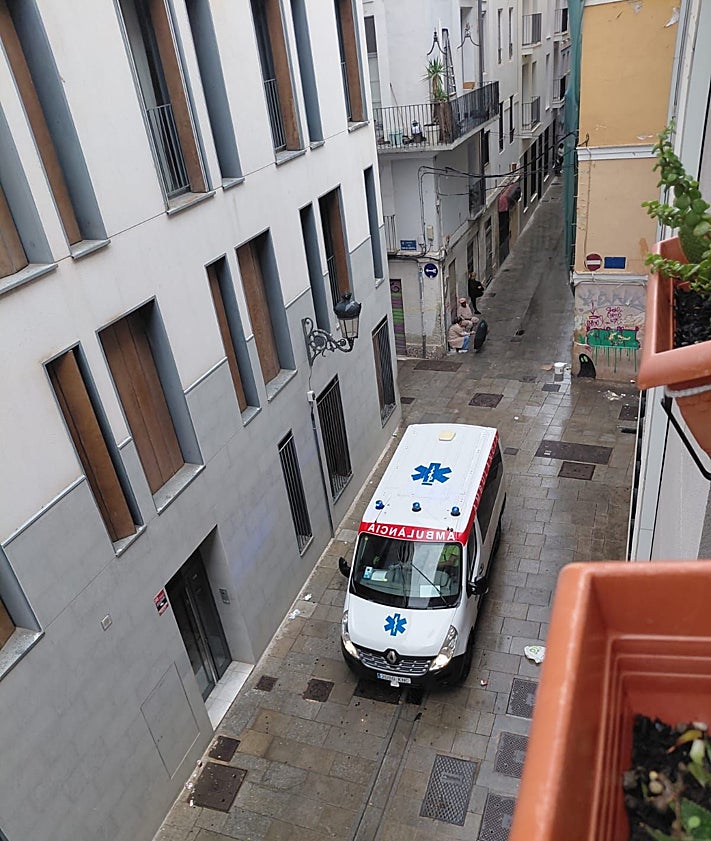 Imagen secundaria 2 - Ropa tendida en un parque. Policía Nacional desokupando un bajo en Velluters. Una ambulancia acude a atender un incidente en el barrio. 