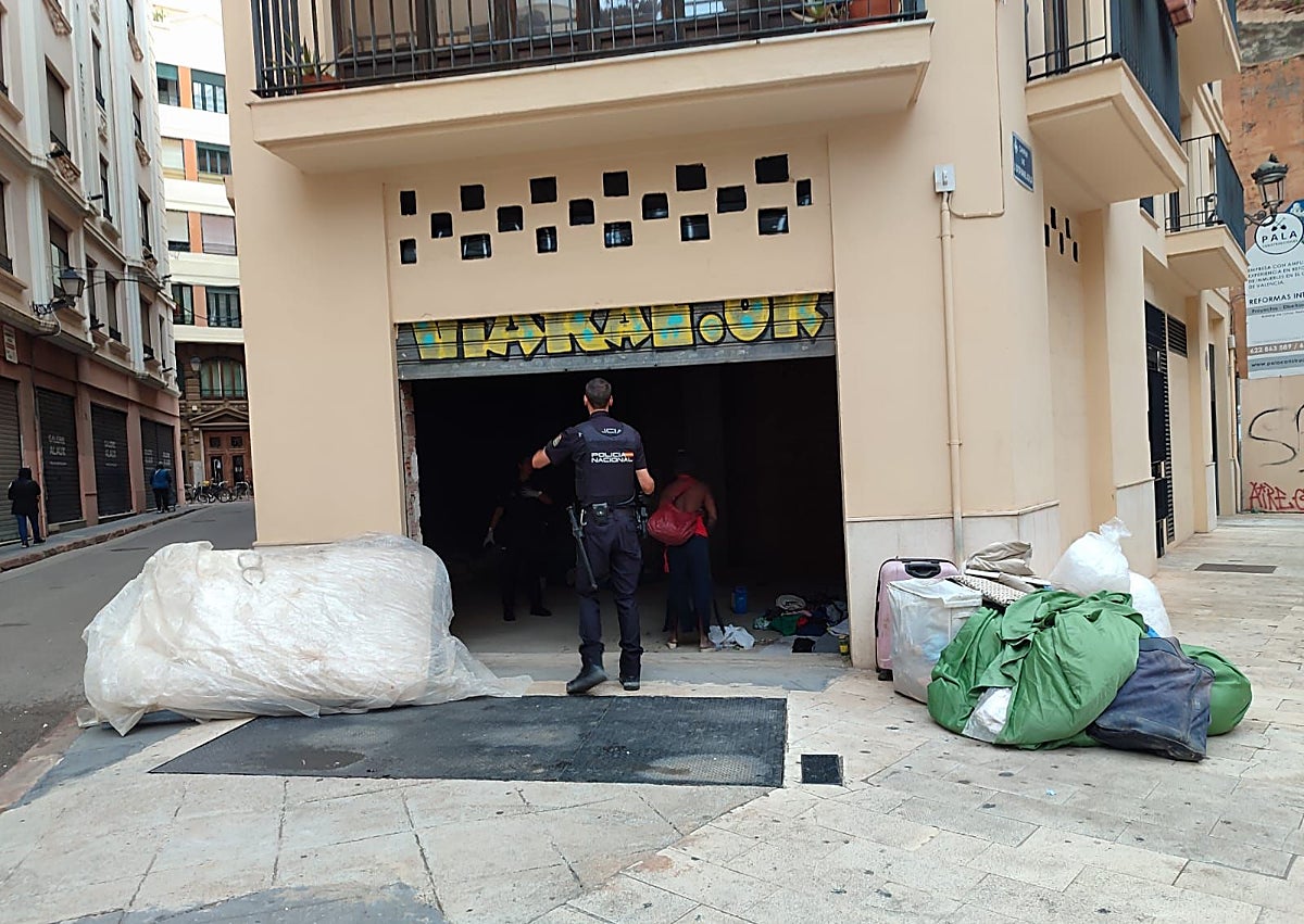 Imagen secundaria 1 - Ropa tendida en un parque. Policía Nacional desokupando un bajo en Velluters. Una ambulancia acude a atender un incidente en el barrio. 
