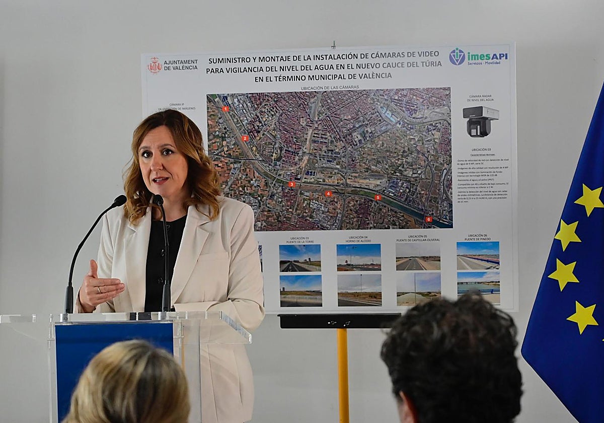 La alcaldesa de Valencia, María José Catalá, este lunes en la presentación de las cámaras que vigilarán crecidas en el nuevo cauce del Turia.